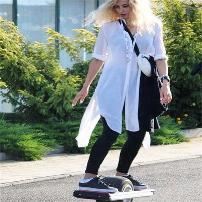 700W لوح تزلج كهربائي عجلة واحدة Hoverboard 18-25km مع إطار مستقر